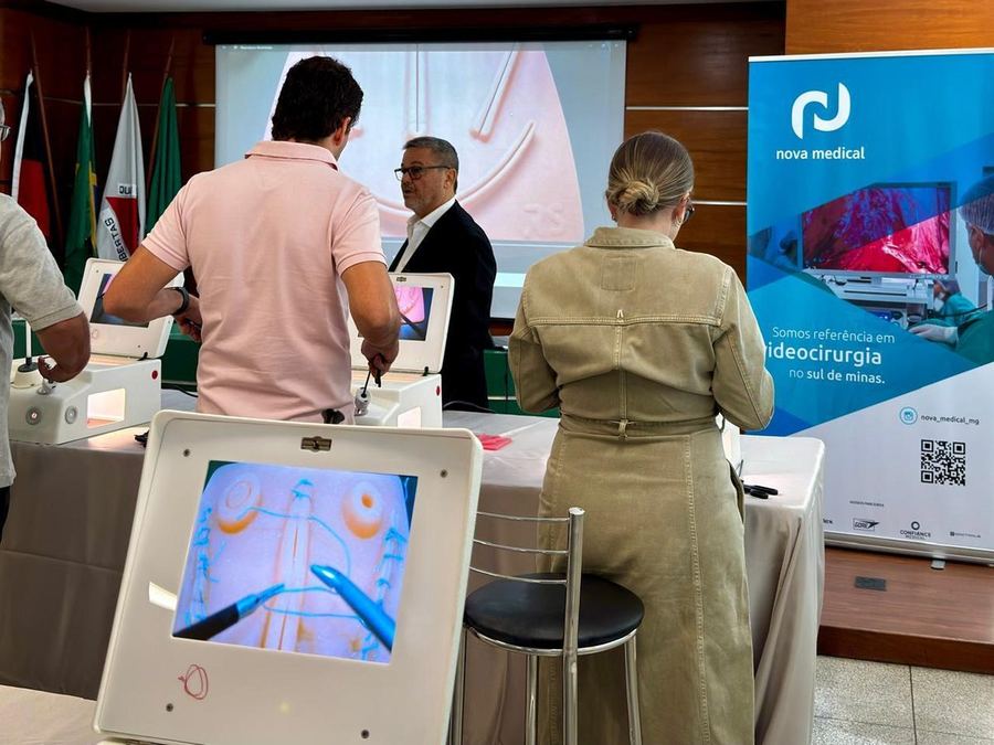 Alunos treinando suturas videolaparoscópicas